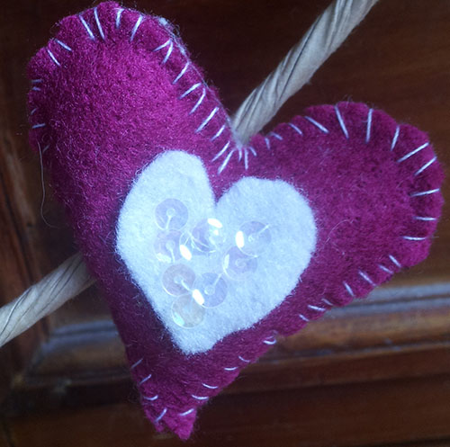 kids Valentine craft - make a felt love heart
