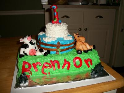 Front of farm animals cake