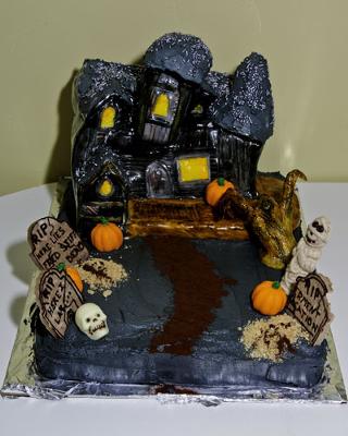Haunted Halloween Mansion Cake